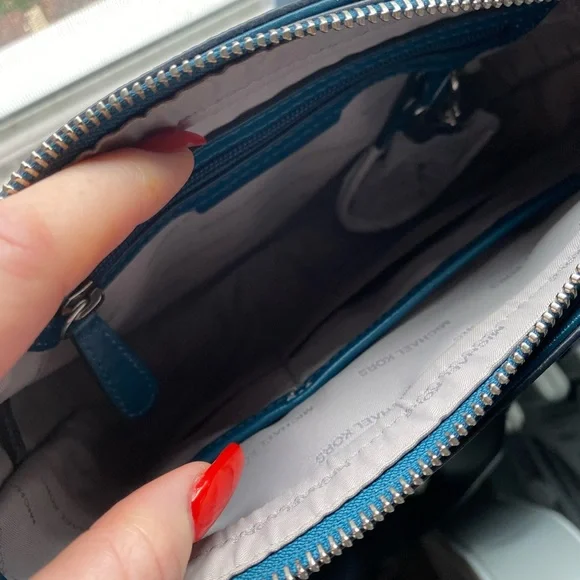 MK Michael Kors crossbody brand new; never used w/original packaging - Picture 2 of 4